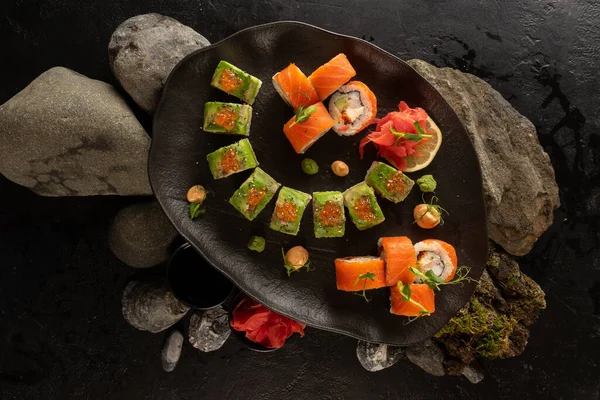 Een Set Van Verschillende Soorten Sushi Een Mooie Zwarte Plaat — Stockfoto