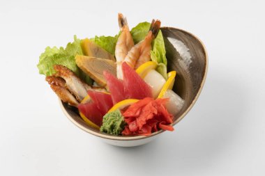 Çeşit çeşit suşi sashimi. Yılan balığı dilimleri, karides, ton balığı, yılan balığı ve midye ile zencefil, wasabi, marul ve portakal dilimli pirinç lapası..