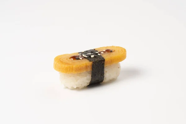 Sushi Nigiri Tomago Japoński Omlet Gotowanym Ryżem Nori Sezamem Sosem — Zdjęcie stockowe