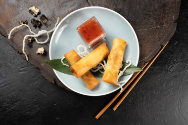 Çin böreği. Ahşap kulak mantarı, pirinç eriştesi, karışık sebze, tatlı biber sosu. Sıcak Asya mezeleri.