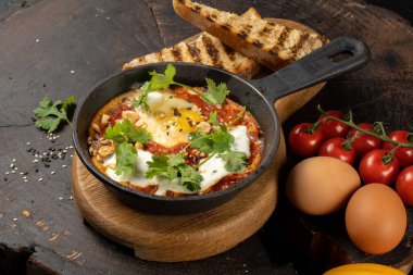 Şef usülü shakshuka. Klasik bir İsrail yumurtası. Domates, acı biber, soğan ve baharat sosunda kızartılmış. Kasher yahudi mutfağı..