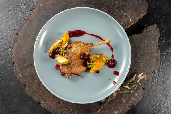 Ördek konfeti. Ördek bacağı, tatlı patates püresi. Sıcak kümes hayvanları ana yemeği..