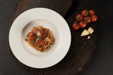 Bolonez makarnası. Kıymalı haşlanmış spagetti, vişne sosu ve parmesan peyniri..