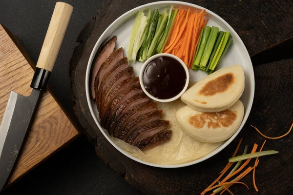 Taze bao ekmekli Pekin ördeği. Geleneksel Çin yemeği tavuk ve sebze fileto teriyaki soslu..