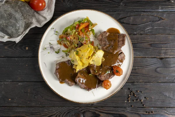 Rôti Boeuf Avec Sauce Pommes Terre Frites Légumes Plat Viande — Photo