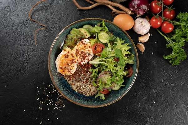 Kinoalı salata, avokado, haşlanmış yumurta ve sebze. Soğuk baharatlı vejetaryen atıştırması.