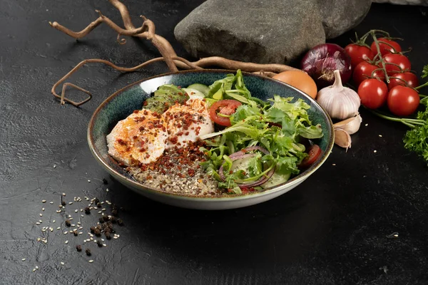 Ensalada Con Quinua Aguacate Huevo Escalfado Verduras Snack Vegetariano Picante —  Fotos de Stock