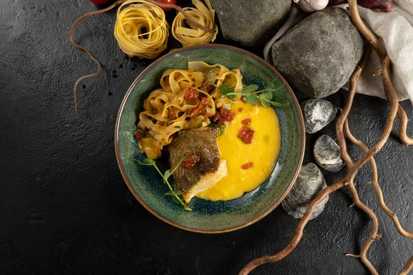 Gebakken Heilbot Met Tagliatelle Hollandaise Saus Heet Hoofdgerecht Van Visfilet — Stockfoto