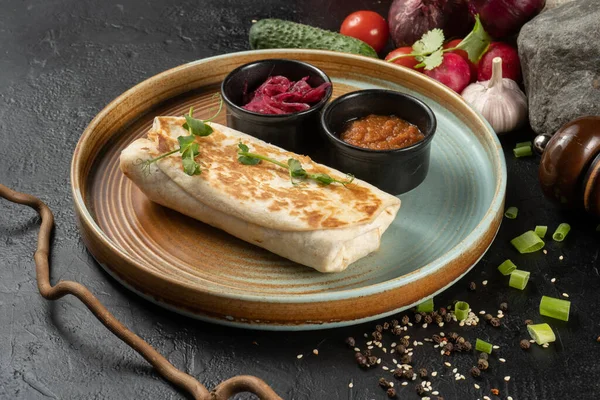 Sebzeli burrito. Shawarma. Pita ekmeğine sarılmış tavuk ve sebzelerden oluşan sıcak bir meze..