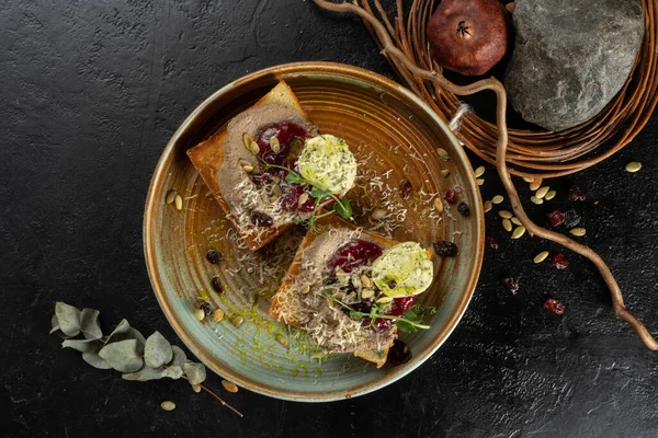 Tavuk ciğeri ezmesi. Tost ve yeşil tereyağlı börek. Soğuk meze..