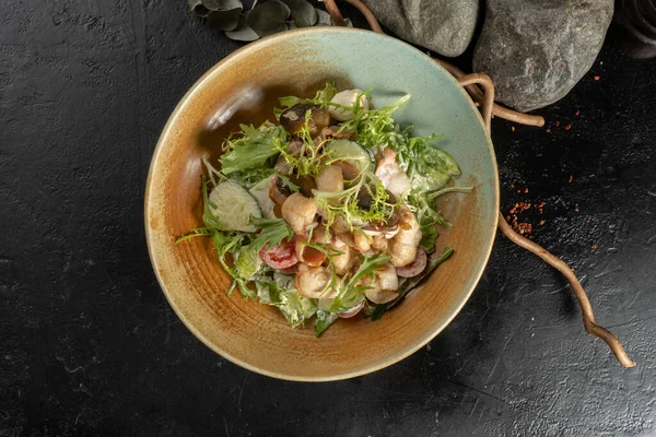 Chicken Mushroom Bacon Salad Cold Appetizer Arugula Cucumber Tomato Chicken — Stock Photo, Image