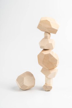 Tumi-ishi bulmaca oyunu. Dengesiz ahşap bir taş kulenin yanında bir element. Ekstra ya da eksik bir parça. Kaya Dengesi Taşları.