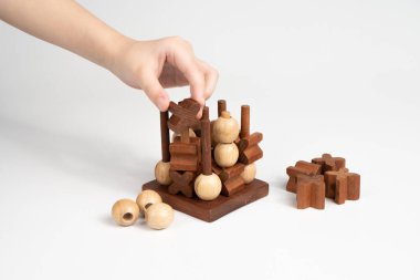 Çocuk tic-tac-toe oyununda galibiyet hamlesini yapıyor. tic-tac-toe yarışması için üç boyutlu ahşap kabarık alan. Savaşın galibi..