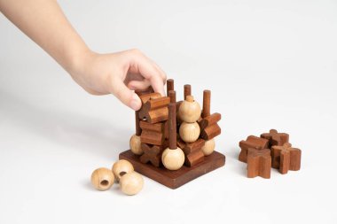 Çocuk tic-tac-toe oyununda galibiyet hamlesini yapıyor. tic-tac-toe yarışması için üç boyutlu ahşap kabarık alan. Savaşın galibi..