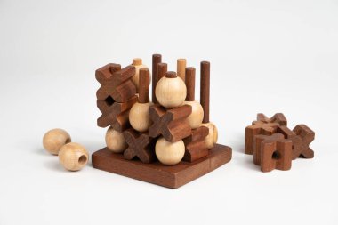 Bitmiş bir tic-tac-toe oyunu. tic-tac-toe yarışması için üç boyutlu ahşap kabarık alan. Savaşın galibi..