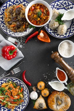 Özbek mutfağı poster şablonu. Geleneksel Özbek aksesuarlı doğu yemekleri. Pilaf kuzu eti, manti, lagman çorbası, sebze salatası, tandır ekmeği, samsa, sos ve baharat..