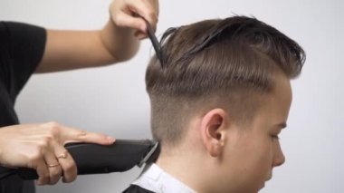 Saç makasıyla kafasının arkasını kesiyor..