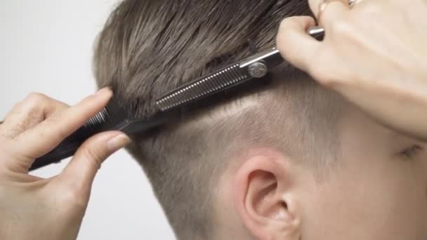 Thinning cabelo na área temporal com tesoura de desbaste close-up. — Vídeo de Stock