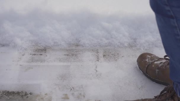 Nettoyage de la neige avec une pelle à neige gros plan. — Video