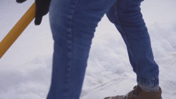 Sneeuwruimen drijft op de stoep met een sneeuwschuiver close-up. — Stockvideo