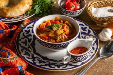 Lagman. Özbek milli yemeği, sebze ve otlarla kızartılmış erişte ve kuzu eti ile kokulu bir çorbadır. Baharatlı sos ile servis edilir..