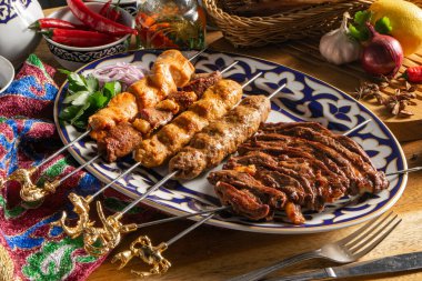 Bir tabak kebap. Kuzunun panzası, kuzu kebablı tavuk kebabı, geleneksel Özbekistan süsüsüyle bir tabakta şiş tavuk ve kuzu şiş kebabı..