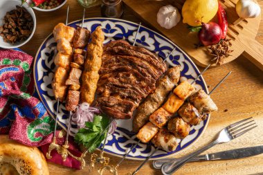 Geleneksel Özbek tabağında geniş bir şiş kebap seti. Kuzu şiş kebap, tavuk, ev yapımı sosis, ciğer ve somon.