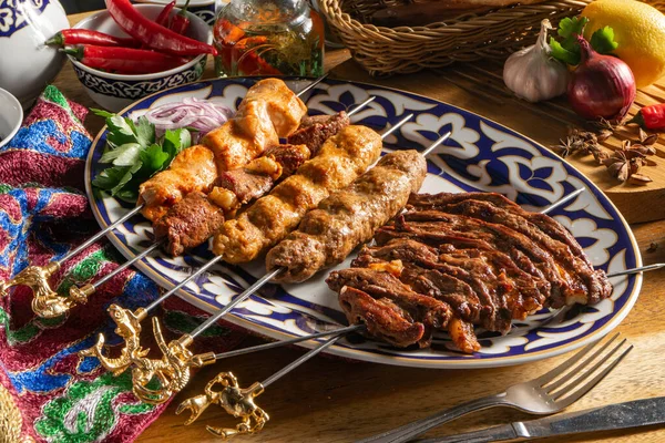 Bir tabak kebap. Kuzunun panzası, kuzu kebablı tavuk kebabı, geleneksel Özbekistan süsüsüyle bir tabakta şiş tavuk ve kuzu şiş kebabı..
