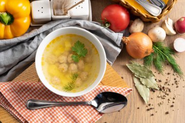 Geleneksel Özbek desenli, dereotlu tavuk köftesi ve maydanozlu patates çorbası.