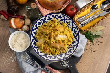 Geleneksel Özbek desenli bir tabakta tavuklu Pilaf