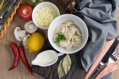 Maydanozlu ve ekşi kremalı haşlanmış hamur köftesi.