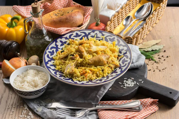 Geleneksel Özbek desenli bir tabakta tavuklu Pilaf