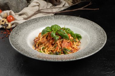 Pastırma ve fesleğenli haşlanmış makarna.