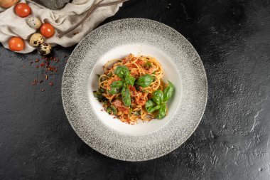 Pastırma ve fesleğenli haşlanmış makarna.