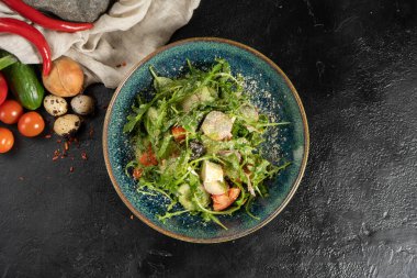 Turp, roka, domates, salatalık, yumurta ve parmesan peynirli vejetaryen salatası..