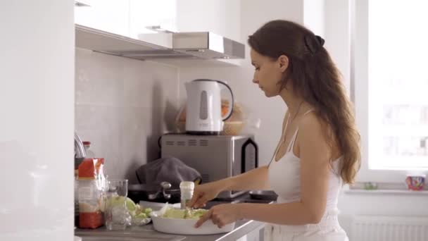 台所の女性は新鮮な野菜のサラダを準備します。 — ストック動画