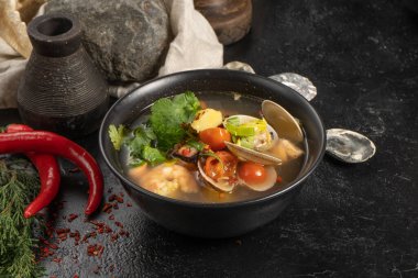 Karides, deniz ürünleri ve sebzeli çorba.