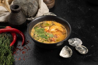 Karides, deniz ürünleri ve sebzeli çorba.