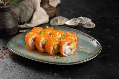 Somonlu suşi rulosu.