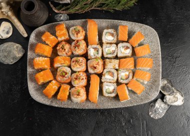 Büyük bir suşi seti ve somon ve havyarlı nigiri.