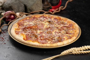 Jambonlu pizza, salam ve parmesan peyniri.