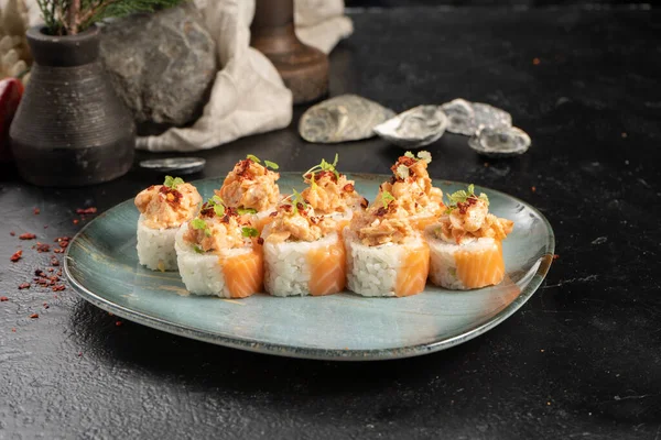 Somonlu suşi rulosu.