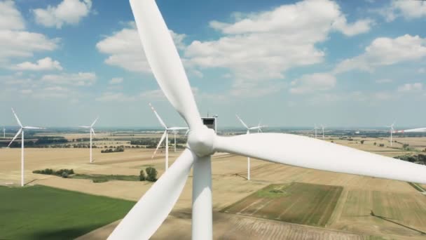 Turbinas eólicas que geram eletricidade renovável ecológica. — Vídeo de Stock