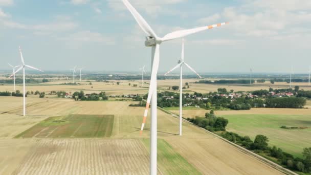 Turbinas eólicas que geram eletricidade renovável ecológica. — Vídeo de Stock