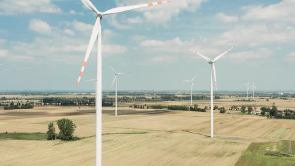 Ветряные турбины, которые производят экологически чистые возобновляемые источники электроэнергии. — стоковое видео