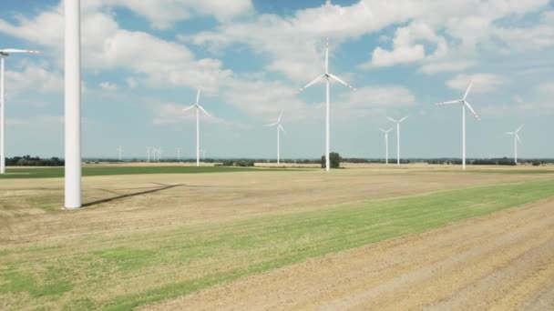 Ветряные турбины, которые производят экологически чистые возобновляемые источники электроэнергии. — стоковое видео