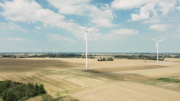 Çevre dostu yenilenebilir elektrik üreten rüzgar türbinleri. — Stok video