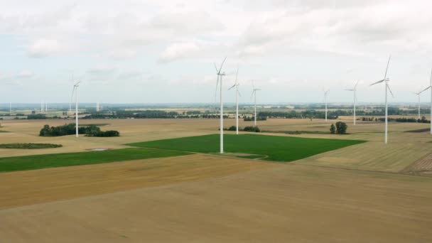 Turbine eoliche che generano elettricità rinnovabile rispettosa dell'ambiente. — Video Stock