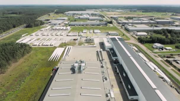 Il magazzino delle pale dello stabilimento per la produzione di turbine eoliche. — Video Stock