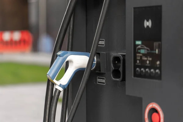 Elektrikli araçları hızlı şarj etmek için modern şehir merkezi